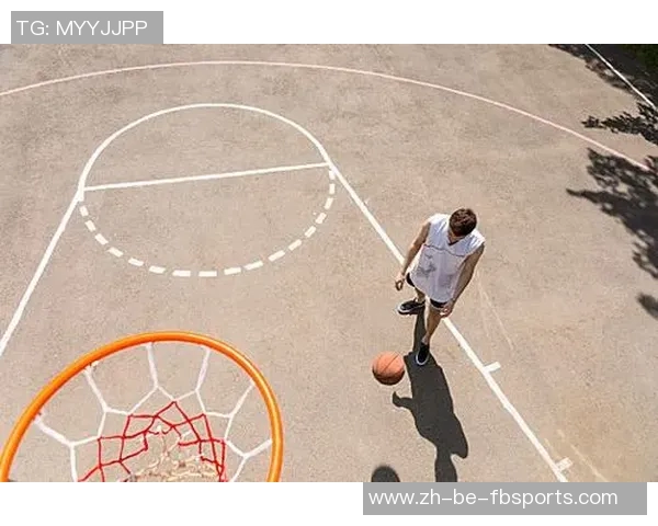 足球巨星挑战篮球篮筐精彩瞬间 投篮技巧展示与球场风采并存